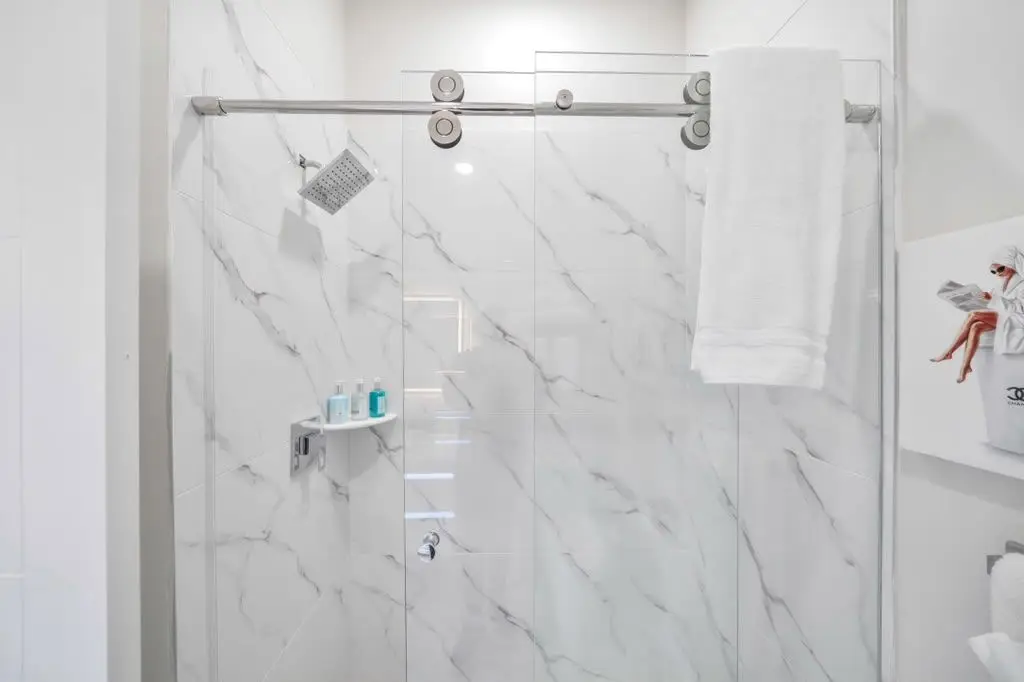 Marble-look walk-in shower with towel, Residence 402