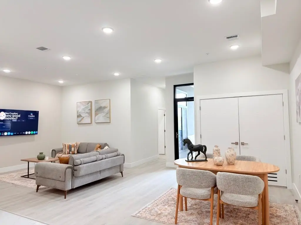 Dining table and seating area, Residence 411