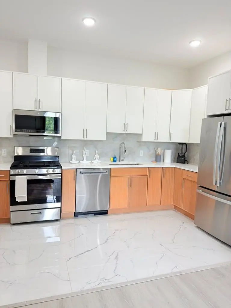Kitchen with stainless appliances, Residence 411