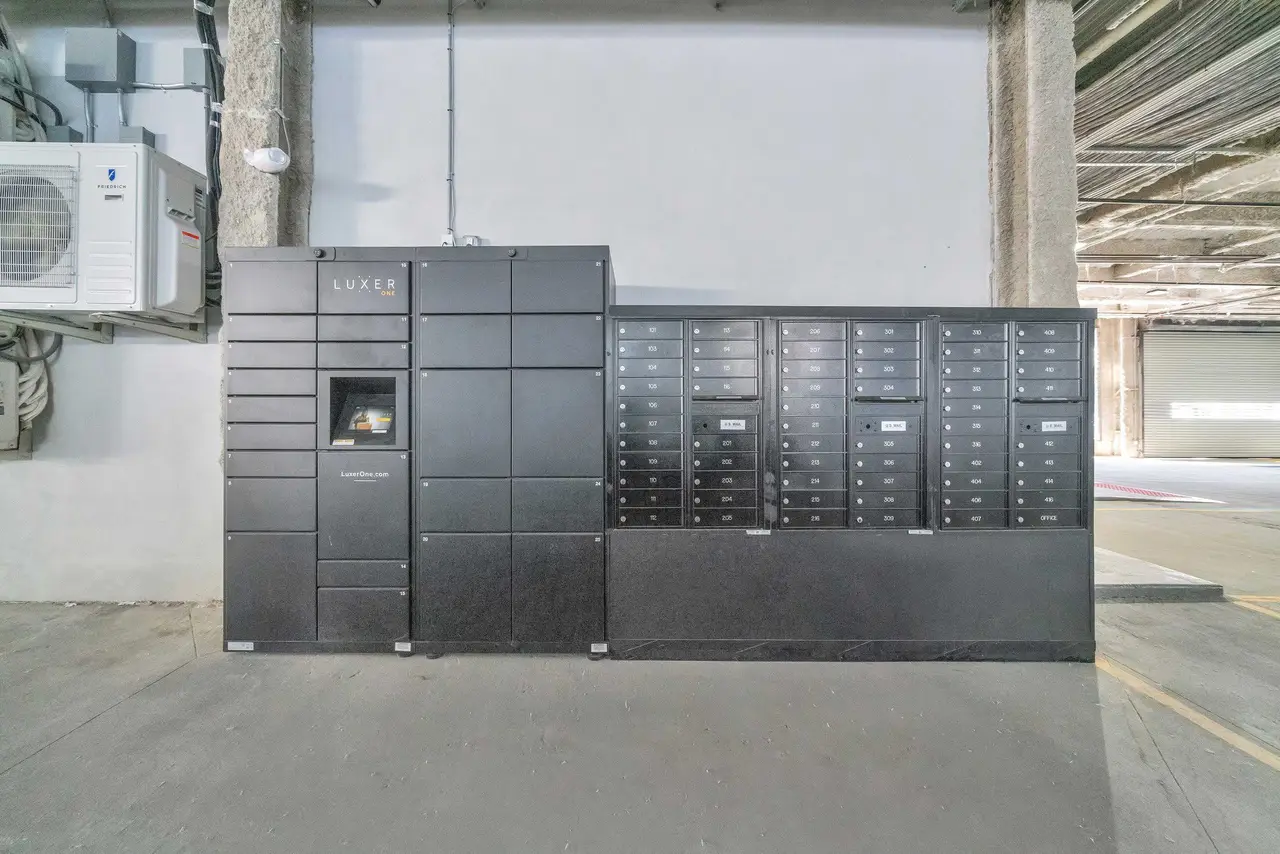 Parcel lockers and mailboxes